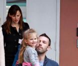 Violet Affleck n'est pas un peu grande pour encore être dans les bras de son papa ? (30 novembre 2009) 
