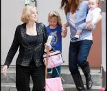 Violet fête son anniversaire avec mamie Affleck, Maman Jennifer Garner... et Seraphina bien sûr ! (1er décembre 2009)
