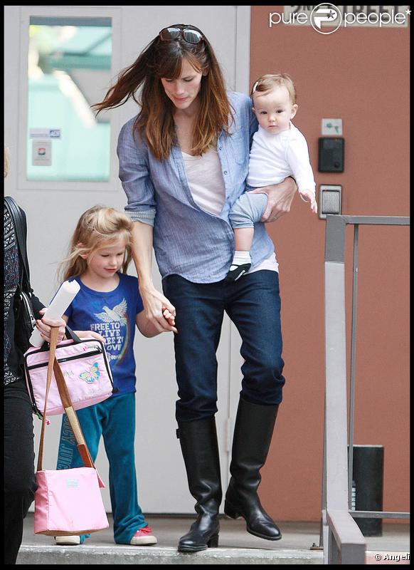 Violet fête son anniversaire avec sa petite soeur et sa maman ! (1er décembre 2009)