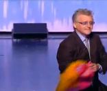Après le fiasco de Laurent le marionnettiste, Gilbert entre sur scène avec sa marionnette pour lui prouver que son sketch est mauvais !