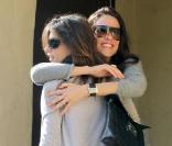 Elisabetta Canalis se promène à Los Angeles avec une amie le 2 décembre 2009