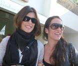 Elisabetta Canalis se promène à Los Angeles avec une amie le 2 décembre 2009