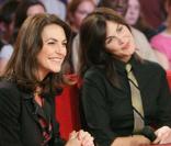 Les soeurs Lio et Helena Noguerra sur le plateau de  Vivement dimanche , le 21 octobre 2004. 
