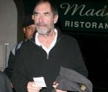Timothy Dalton à la sortie d'un restaurant de Los Angeles, le 2 décembre 2009.