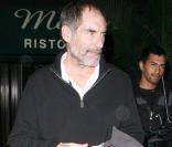 Timothy Dalton à la sortie d'un restaurant de Los Angeles, le 2 décembre 2009.