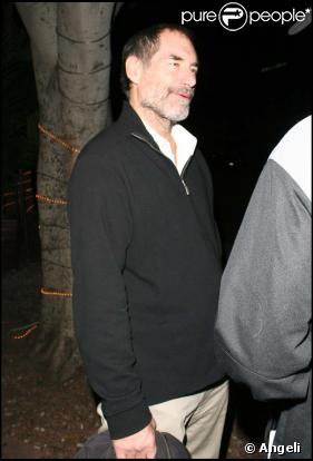Timothy Dalton à la sortie d'un restaurant de Los Angeles, le 2 décembre 2009.