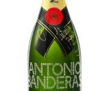 Antonio Banderas a dédicacé une bouteille de Moet & Chandon