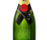 Joan Chen a dédicacé une bouteille de Moet & Chandon