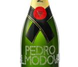Pedro Almodovar  a dédicacé une bouteille de Moet & Chandon