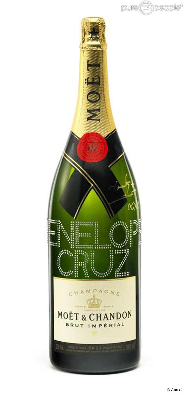 Penélope Cruz a dédicacé une bouteille de Moet & Chandon