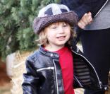 Le petit Max Bratman, à la recherche du parfait sapin de Noël à Beverly Hills, le 6 décembre 2009.