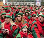 ABC Family's Record du monde du plus grand rassemblement d'Elfes du Père Noël à Bryant Park à New York le 7 décembre 2009