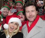 Jenny McCarthy et Dean McDermott lors du ABC Family's Record du monde du plus grand rassemblement d'Elfes du Père Noël à Bryant Park à New York le 7 décembre 2009