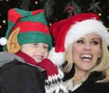 Jenny McCarthy et son fils Evan Joseph Asher lors du ABC Family's Record du monde du plus grand rassemblement d'Elfes du Père Noël à Bryant Park à New York le 7 décembre 2009
