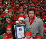 Jenny McCarthy et Dean McDermott lors du ABC Family's reconrd du monde de rassemblement d'elfes du Père Noël à l'occasion de la promotion de Santa Baby : Christmas Maybe au Bryant Park à New York le 7 décembre 2009