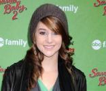 Shailene Woodley lors du ABC Family's reconrd du monde de rassemblement d'elfes du Père Noël à l'occasion de la promotion de Santa Baby : Christmas Maybe au Bryant Park à New York le 7 décembre 2009