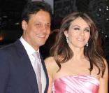 La séduisante Elizabeth Hurley et son mari Arun Nayar, à l'occasion de l'avant-première de  Où sont passés les Morgan ? , qui s'est tenue à l'Odeon de Leicester Square, le 8 décembre 2009.