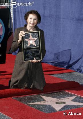 Leslie Caron recevant son étoile sur le boulevard de la gloire à Hollywood le 8 décembre 2009