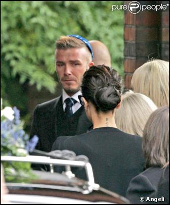 David Beckham et Victoria (de dos) assiste aux funérailles de son grand-père à Londres le 9 décembre 2009