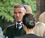 David Beckham et Victoria (de dos) assiste aux funérailles de son grand-père à Londres le 9 décembre 2009