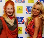 Pamela Anderson et Vivienne Westwood ont assuré le show lors de leur arrivée aux British Comedy Awards, le 12 décembre 2009 à Londres