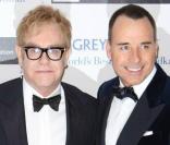 Elton John et son mari David Furnish, à l'occasion de la soirée organisée par la Elton John AIDS Foundation, au Grovesnor House Hotel de Londres, le 13 décembre 2009.