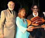 Johnny Depp reçoit un prix d\'honneur des mains de Sean Connery lors du Festival International du film des Bahamas le 14 décembre 2009