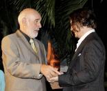 Johnny Depp reçoit un prix d'honneur des mains de Sean Connery lors du Festival International du film des Bahamas le 14 décembre 2009