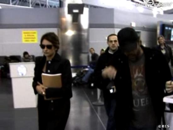 Penélope Cruz et Javier Bardem à l'aéroport JFK à New York le 15 décembre 2009 - capture d'écran