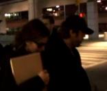 Penélope Cruz et Javier Bardem à l'aéroport JFK à New York le 15 décembre 2009 - capture d'écran