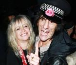 Dans la famille des divorces qui coûtent cher, la rockstar Ronnie Wood, pour qui le divorce aura coûté... 17 millions de dollars arrive bien sûr en tête... des charts !