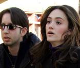 Alors qu'on ne savait même pas qu'elle était mariée, Emmy Rossum a divorcé en septembre dernier, de son époux Justin Siegel. Mais la comédienne de 23 ans semble vivre ça... à merveille !