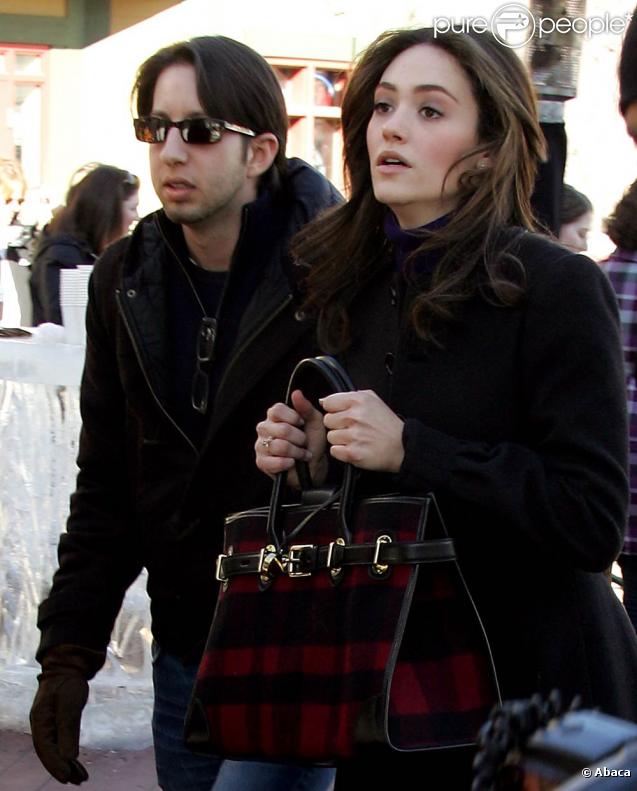 Alors qu'on ne savait même pas qu'elle était mariée, Emmy Rossum a divorcé en septembre dernier, de son époux Justin Siegel. Mais la comédienne de 23 ans semble vivre ça... à merveille !