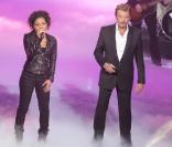 Joanna Lagrave en duo avec Johnny Hallyday sur le plateau de la Star Ac' 8, le 17 octobre 2008.