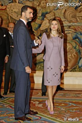 Letizia d'Espagne à Madrid avec la famille royale pour une journée placée sous le signe de Noël ! Ici avec son époux Felipe le 23/12/09