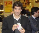 Raul, le footballeur du Real Madrid, surpris au supermarché achetant des couches il y a quelques jours, pour sa petite Maria née au début du mois.