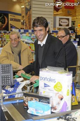 Raul, le footballeur du Real Madrid, surpris au supermarché achetant des couches il y a quelques jours, pour sa petite Maria née au début du mois.