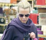 La très charmante Kim Basinger, à l\'occasion d\'une petite séance de shopping au Cost plus World de Los Angeles, le 21 décembre 2009.