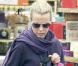 Quand la superbe Kim Basinger est en shopping à Los Angeles... c'est en mode incognito !