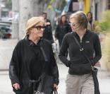 Renée Zellweger se promène avec la mère de son chéri Bradley Cooper. 27/12/09
