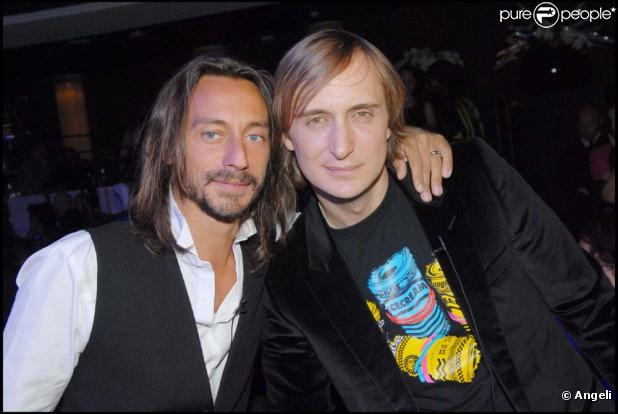 Bob Sinclar et David Guetta, en lice pour le titre de meilleur DJ du monde. Ici à Paris Le 11 juin 2008 
