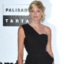 Sharon Stone lors du dîner de l\'amfAR en 2009 moulée dans une longue robe Dior<br />