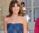 Carla Bruni superbe dans une robe bleue au bras de son époux Nicolas Sarkozy  