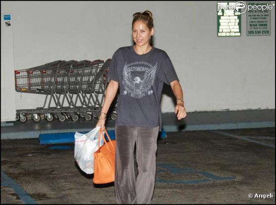 Jeudi 24 décembre, Anna Kournikova n'a même pas pris la peine de mettre de maquillage pour sortir à la superette ! Ça sent la fin de l'année, on se relâche !