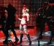 Quand elle joue les flicquettes sexy en combi cuir rouge sur un divan, Lady Gaga... on ne lui résiste pas lors de son show à l'Université Centrale de Floride le 3 janvier 2010 ! 