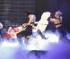 Quand elle joue les flicquettes sexy en combi cuir rouge sur un divan, Lady Gaga... on ne lui résiste pas lors de son show à l'Université Centrale de Floride le 3 janvier 2010 ! 