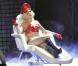 Quand elle joue les flicquettes sexy en combi cuir rouge sur un divan, Lady Gaga... on ne lui résiste pas lors de son show à l'Université Centrale de Floride le 3 janvier 2010 ! 