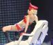 Quand elle joue les flicquettes sexy en combi cuir rouge sur un divan, Lady Gaga... on ne lui résiste pas lors de son show à l'Université Centrale de Floride le 3 janvier 2010 ! 