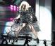 Quand Lady Gaga se prend pour un oiseau de mauvaise augure, ça donne froid dans le dos mais... on est complètement gaga lors de son show à l'Université Centrale de Floride le 3 janvier 2010 ! 
