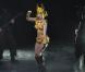 En combi dorée et cuissardes, Lady Gaga se la joue Cléopâtre version 2010 lors de son show à l'Université Centrale de Floride le 3 janvier 2010